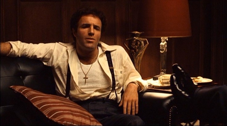Die besten 5 Männerkostüme - Lässig flezt sich Sonny Corleone in den Sessel