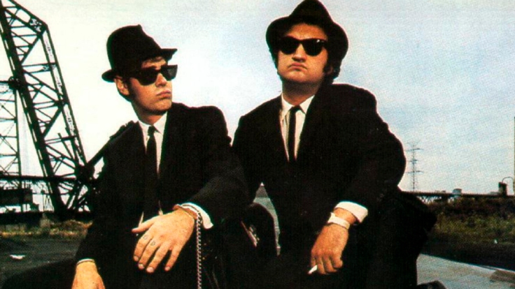 Die besten 5 Männerkostüme -Jake und Elwood Blues posieren in schwarzen Anzügen, sie sind die Blues Brothers